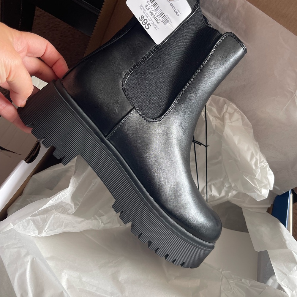 NIB Arizona Jean Company Black Chelsea boots